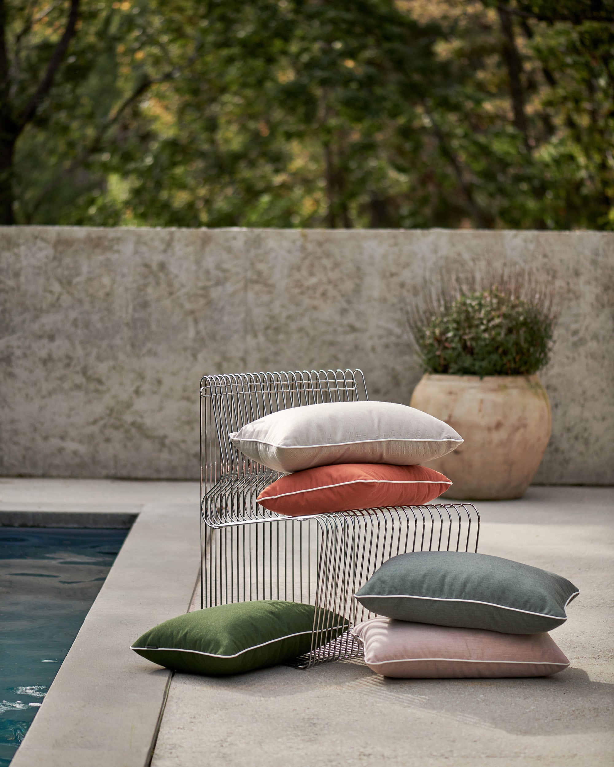 pappelina パイピングクッション　ペールローズ　Ray PaleRose Cushions for indoor and outdoor use – Pappelina