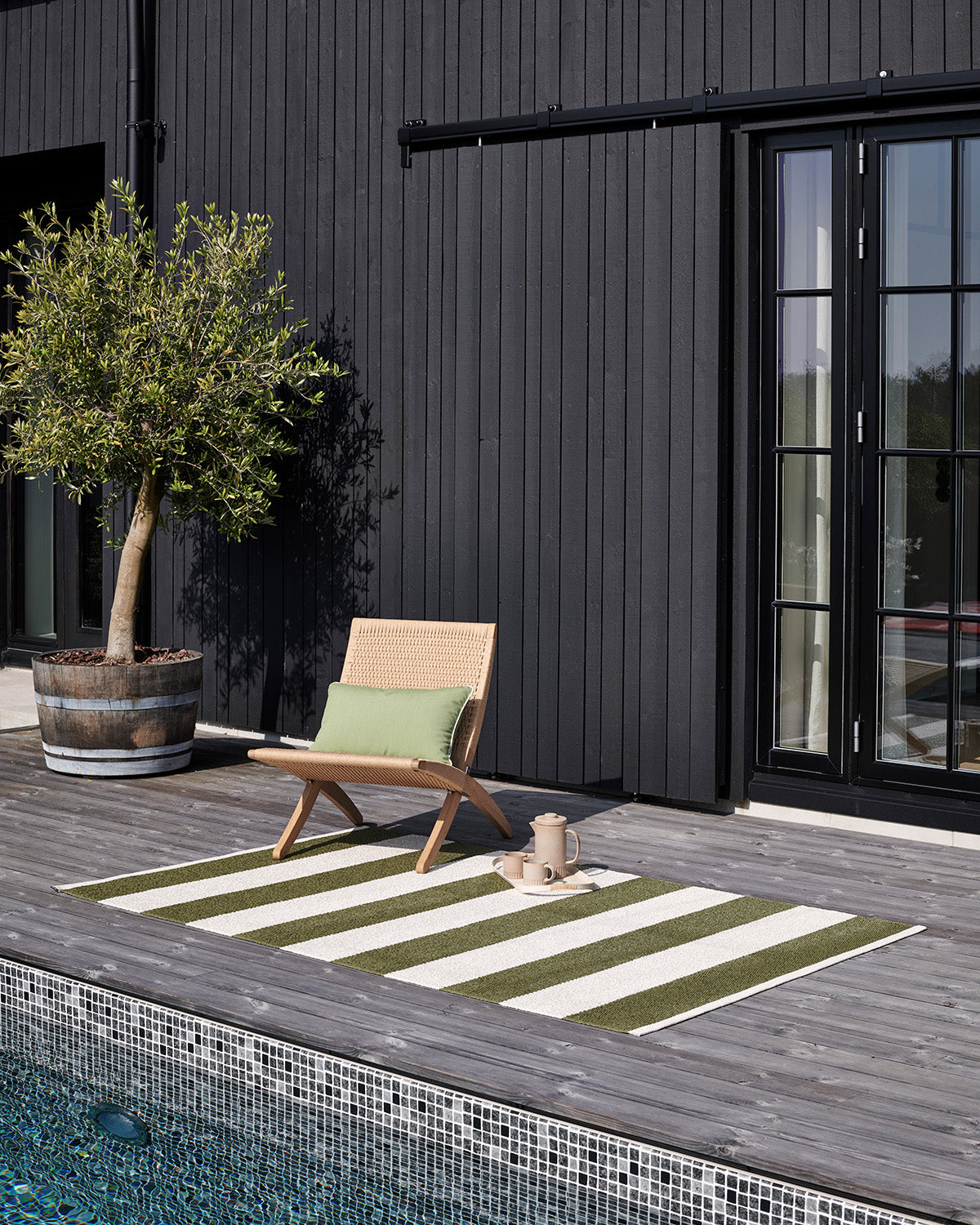 pappelina パイピングクッション　ブラック　Ray Sooty BOB Pine - Area Rug – Pappelina