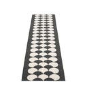 Picture of Svart/Vit Pappelina matta POPPY Vanilla/Black 70 x 250 cm / 2 ¼' x 8 ¼'